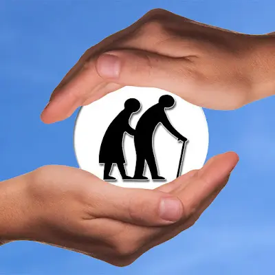 Foto von Pflegeprofi helfende Hände